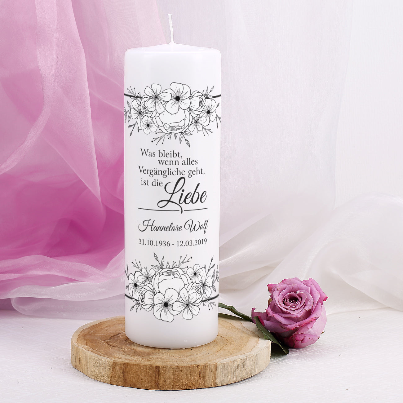 Trauerkerze mit Blumenranke und Name - Was bleibt ist die Liebe