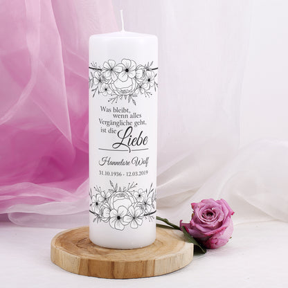 Trauerkerze mit Blumenranke und Name - Was bleibt ist die Liebe