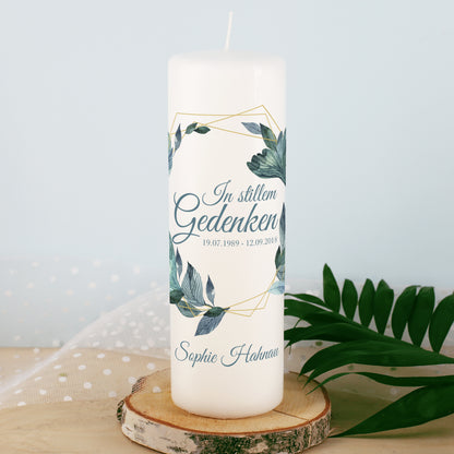 Trauerkerze mit modernem Blätterkranz, Name und Lebensdaten