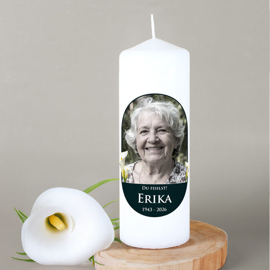 Trauerkerze mit Foto, Name, Datum und Wunschtext | Calla Motiv
