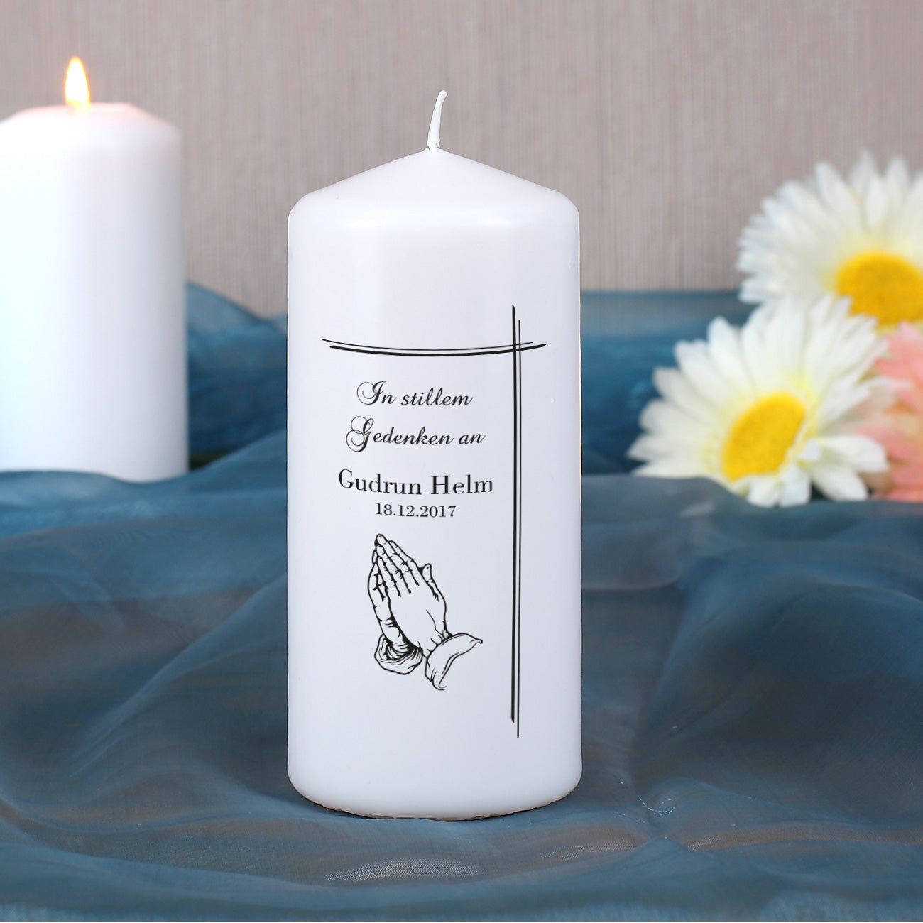 Kleine Gedenkkerze mit betenden Händen und Name