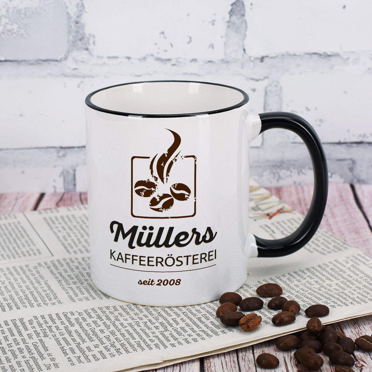 Tasse mit schwarzem Rand und Henkel mit Logo bedruckt