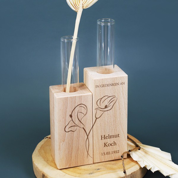 Reagaenzglas in Holzvase mit Trauermotiv "Calla" Beispiel